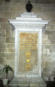  l'urne en plomb contenant le coeur de Du Guesclin est placée dans une cavité murale dans la chapelle du Rosaire 